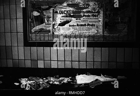 Deutschland, Berlin, 29. Mai 1990: U-Bahnhof (U-Bahn-Station) der tadtmitte', (U6) für 28 Jahre geschlossen. Verbindungsgang zwischen den Plattformen der heutigen U6 und U2, die sich mit Querrissen überschneiden, hier. Poster, die hier seit dem Fall der Berliner Mauer wurden gebaut. (Preis 1961) Stockfoto