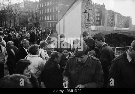 Grenzschutzbeamten prüfen die Personalausweise der Bürger wartet der Grenze zwei Tage nach seiner Eröffnung an der Bernauer Straße/Kreuz an der Ecke Oderberger Straße (Schwedter Straße). Stockfoto