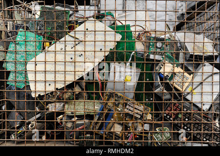 Deutschland, Hamburg, Recycling von elektronischen Schrott und alten Konsumgüter bei Firma TCMG, der Müll wird gesammelt, die von der städtischen Müllentsorgung und als verarbeitet und hier getrennt nach Metalle wie Kupfer und Kunststoff für eine weitere stoffliche Verwertung und Wiederverwendung, durch Gesetz ist nicht erlaubt, e-schrott nach Afrika und in andere Länder zu exportieren. Stockfoto