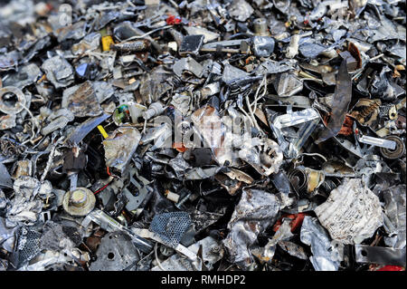 Deutschland, Hamburg, Recycling von elektronischen Schrott und alten Konsumgüter bei Firma TCMG, der Müll wird gesammelt, die von der städtischen Müllentsorgung und als verarbeitet und hier getrennt nach Metalle wie Kupfer und Kunststoff für eine weitere stoffliche Verwertung und Wiederverwendung, durch Gesetz ist nicht erlaubt, e-schrott nach Afrika und in andere Länder zu exportieren. Stockfoto