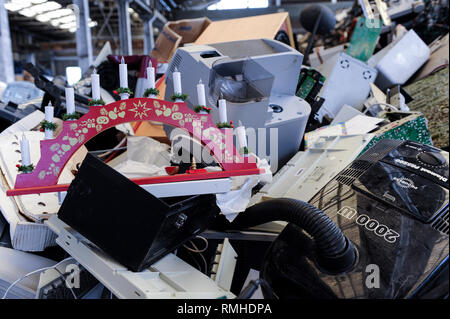 Deutschland, Hamburg, Recycling von elektronischen Schrott und alten Konsumgüter bei Firma TCMG, der Müll wird gesammelt, die von der städtischen Müllentsorgung und als verarbeitet und hier getrennt nach Metalle wie Kupfer und Kunststoff für eine weitere stoffliche Verwertung und Wiederverwendung, durch Gesetz ist nicht erlaubt, e-schrott nach Afrika und in andere Länder, Computertastaturen und elektrische Advents Kerze zu exportieren. Stockfoto