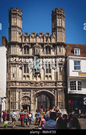 Canterbury, Großbritannien - Mai, 2018. Touristen außerhalb der Christchurch Tor der Kathedrale von Canterbury. Stockfoto