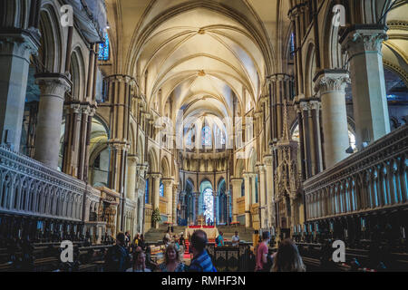 Canterbury, Großbritannien - Mai, 2018. Blick auf den Chor, dem Pfarrhaus und der Dreifaltigkeit Kapelle in der Kathedrale von Canterbury. Stockfoto