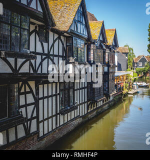 Canterbury, Großbritannien - Mai, 2018. Blick auf typische mittelalterliche Gebäude entlang des Flusses Stour im historischen Zentrum der Stadt. Stockfoto