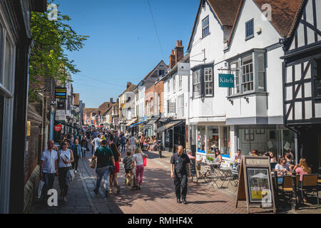 Canterbury, Großbritannien - Mai, 2018. Touristen auf die mittelalterliche Straße der historischen Stadt in Kent, Südosten Englands. Stockfoto