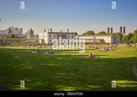 London, UK, 2018. Menschen entspannen in Greenwich Park. Querformat. Stockfoto