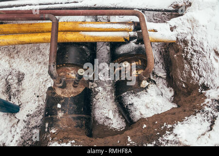 Rohre für Wärme im Boden werden auf im Winter gearbeitet und hat einige Schnee darauf, Helsinki, Finnland Stockfoto