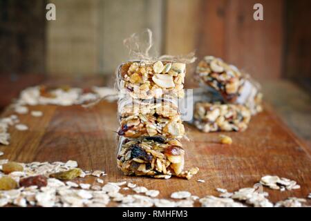 Hausgemachtes Müsli Energy Bars mit Feigen, Haferflocken, Mandeln, chemische Cranberry, Datteln, Nüsse, Rosinen, Sesam und gesunden Snack, Ansicht von oben, kopieren. Snack Stockfoto