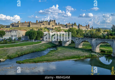 Carcassonne mit der Aude, laufen unter der Pont Vieux (Alte Brücke) mit der befestigten Stadt und Hügel Stadt im Hintergrund, Aude, Occitanie Stockfoto