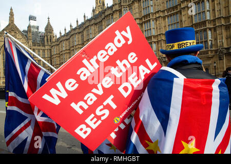 Ein Pro bleiben Unterstützer zeigt außerhalb des Parlaments zur Unterstützung der Aufenthalt als Teil von Europa. Das Schild liest "Wir bereits den besten Deal" haben Stockfoto