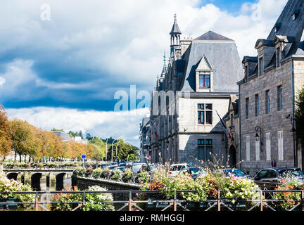 Kai des Flusses Ode mit Blick auf die Finistere Präfektur in Quimper. Abteilung des Finistère, Bretagne, Frankreich Stockfoto