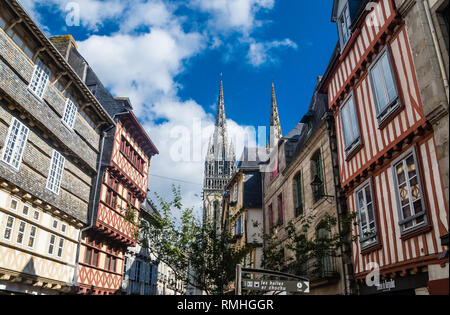 Einkaufsstraße Kerion in Quimper mit Blick auf die Kathedrale Saint Corentin, Bretagne, Frankreich Stockfoto