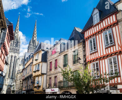 Einkaufsstraße Kerion in Quimper mit Blick auf die Kathedrale Saint Corentin, Bretagne, Frankreich Stockfoto