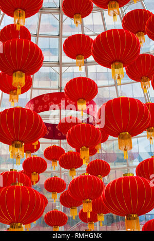 Dekorative Laternen in der Eingang zu einer Shopping Mall in Vancouver zum Chinesischen Neuen Jahr hängen Stockfoto