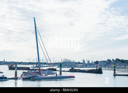 Boote angedockt an der Marina von Keroman-La Base. Auf dem Hintergrund-Le Crapaud und der Regensburger Wrack. Lorient, Bretagne, Frankreich. Stockfoto