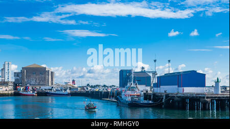Boote angedockt an der Marina von Keroman-La Base, Lorient, Bretagne, Frankreich. Horizontale Ansicht. Stockfoto
