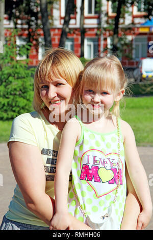 Glückliche Mutter und Tochter lächelnd. Family Portrait. Portrait von schönen Mädchen Mutter und Tochter Stockfoto