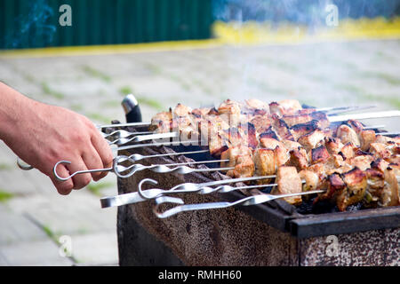 BBQ frisches Fleisch Scheiben schneiden. Stockfoto