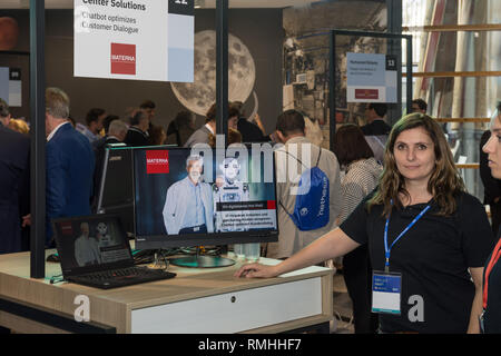 Hannover, Deutschland - 13. Juni 2018: Zwei Mitarbeiter des Matnera an ihrer Deak auf der IBM-Pavillon auf der CeBIT 2018. Die CeBIT ist die weltweit größte Messe Stockfoto