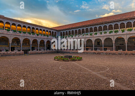 Der Innenhof der Sonnentempel Coricancha Sonnentempel und Santo Domingo Kloster für seine Inca Wände und Mauerwerk bei Sonnenuntergang, Cusco, Peru bekannt. Stockfoto