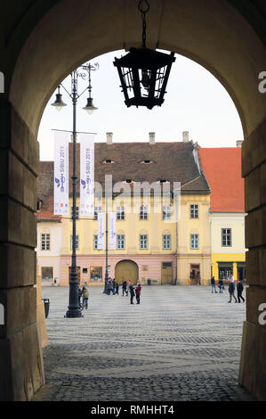 Blick in Piata Mare, in der Altstadt von Sibiu/Hermannstadt in Siebenbürgen, Rumänien Stockfoto