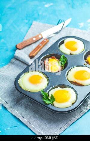 Gebackene Eier in Backformen. Portioniert Auflauf aus sowbelly Speck und Eier im italienischen Stil. Stockfoto