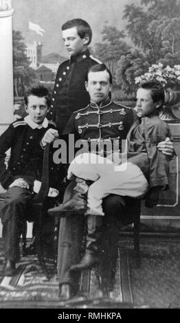 Grand Duke Alexander Alexandrovitch von Russland (1845-1894) mit seinem Bruder Wladimir Alexandrowitsch von Russland (1847-1909), Cousins und Cousinen. Albumin Photo Stockfoto