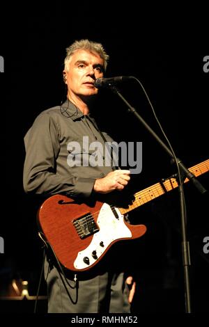 Musiker David Byrne ist Show auf der Bühne während einer "live"-Konzert aussehen. Stockfoto