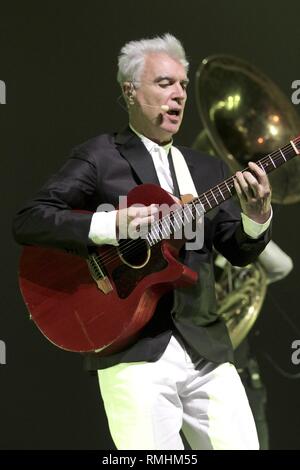 Musiker David Byrne wird gezeigt auf der Bühne während einer "live"-Konzert Auftritt mit St. Vincent. Stockfoto