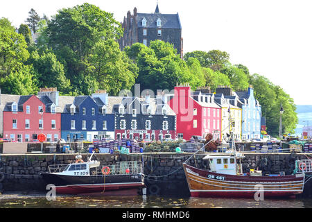 Farbenfrohe Häuser und Fischerboote am Kai, Tobermory, Isle of Mull, Inner Hebrides, Argyll und Bute, Schottland, Vereinigtes Königreich Stockfoto