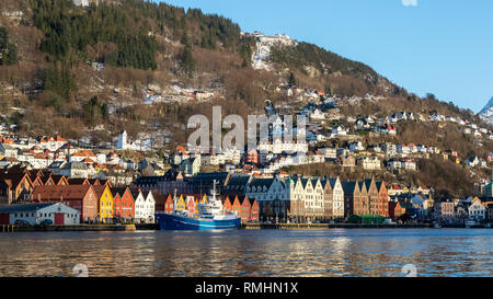 Fischereifahrzeug umgebaut, jetzt Cargo/fish oil Tanker und service Schiff Hordafor III. Im Hafen von Bergen, Norwegen. Mount Floyen im Hintergrund Stockfoto