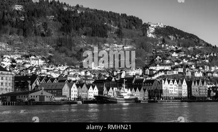 Fischereifahrzeug umgebaut, jetzt Cargo/fish oil Tanker und service Schiff Hordafor III. Im Hafen von Bergen, Norwegen. Mount Floyen im Hintergrund Stockfoto