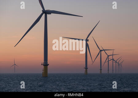 Windenergieanlagen auf dem Offshore-Windpark London Array in der äußeren Thames Estuary bei Sonnenuntergang Stockfoto