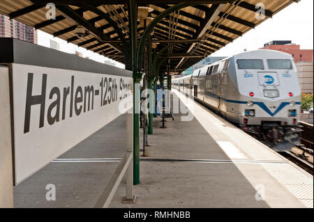 Passagiere warten auf einen Zug in die 125th Street Plattform Bahnhof in Harlem New York City USA Stockfoto
