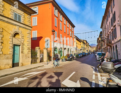 Ein Radfahrer Kreuzung Via Giovanni Battista Moroni bei Bergamo, Bergamo, Lombardei, Italien. Blick vom Via Andrea Previtali Straße. Stockfoto