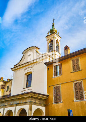 Die Fassade der Kirche Chiesa di San Lazzaro. Blick aus über St. Lazzaro Straße. Bergamo, Bergamo, Lombardei, Italien. Stockfoto