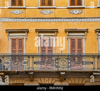 Bergamo, Italien - 4. Januar 2019. Die neoklassische Fassade eines antiken europäischen Gebäude. Bergamo, Lombardei, Italien. Stockfoto