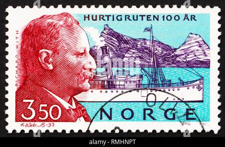 Norwegen - ca. 1993: einen Stempel in der Norwegen gedruckt zeigt Richard Mit, norwegischer Kapitän, Geschäftsmann und Politiker, ca. 1993 Stockfoto