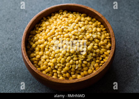 Gelbe Linsen in Houten. Organische Rohstoffe. Stockfoto