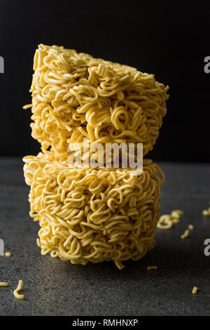 Rohe Nudeln auf der grauen Fläche. Organische traditionelles Essen. Stockfoto