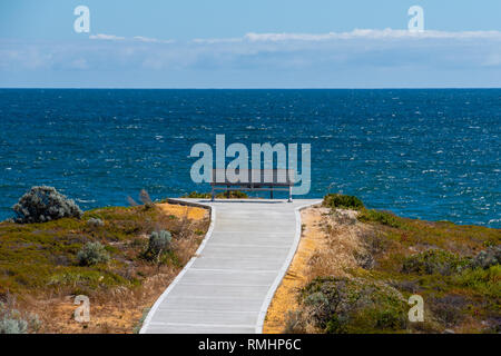 Bank auf der Suche nach außen zu den Ozean an einem Aussichtspunkt an der Dynamit Bucht in grün Kopf in Westaustralien Stockfoto