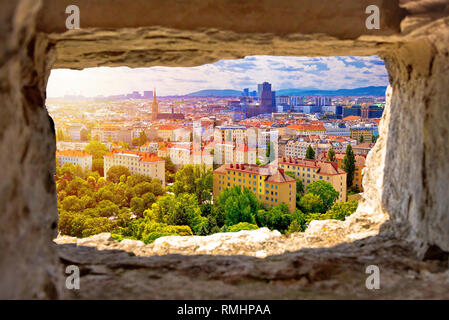 Wiener Stadtbild und Sun haze Blick durch Stein Fenster, der Hauptstadt von Österreich Stockfoto