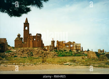 Foto der Kirche (links) und die Ruinen des Dorfes Belchite in der Provinz Saragossa (Region Aragon). Das Dorf wurde fast vollständig in der Schlacht von Belchite im Sommer 1937 zerstört. Nach dem Krieg wurde die Stadt in seinem Zustand an den Befehl von Francisco Franco Links, und es war, als ein Denkmal verwendet. Stockfoto