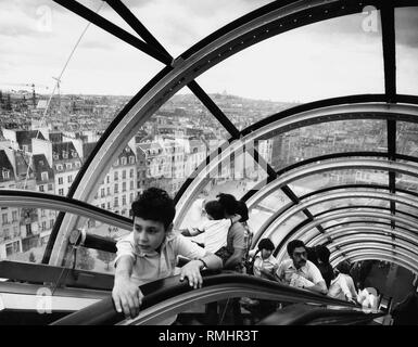 Menschen auf einer Rolltreppe im Centre Georges Pompidou in Paris. Undatiertes Bild. Stockfoto