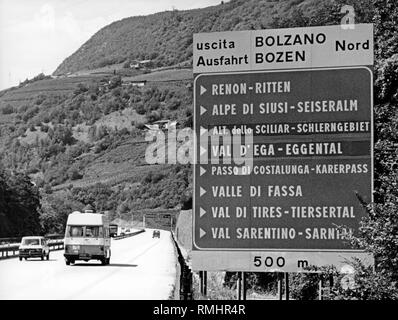 Ein zweisprachiges Straßenschild fotografiert an der Autobahn Ausfahrt Bozen Nord. Als die einzige Provinz in Italien, die "autonome Provinz Südtirol" hat weit - Autonomie zu erreichen, wie zum Beispiel in der zweisprachigkeit der Richtung und Verkehrszeichen belegt. Undatiertes Foto, vermutlich in den 1960er Jahren. Stockfoto