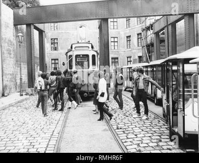 Dieses Foto zeigt Besucher an der Bavaria Studios in Geiselgasteig, die filmstadt am südlichen Stadtrand von München. Hier wurden Filme wie "Cabaret" gefilmt, "die Schlange Ei', 'Lilli Marleen' oder 'Oh mein Liebster Harry". Die TV-Serie "Tatort" (Tatort) auch hier produziert wurde. Stockfoto