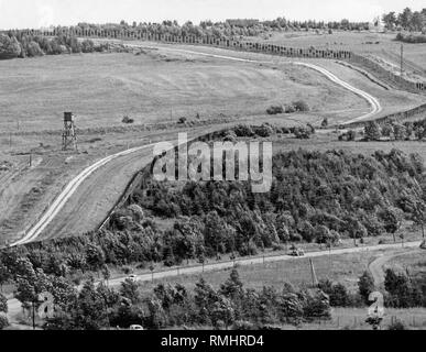 Grenze zwischen Deutschland und der DDR im Harz: Blick auf die Barriere mit 'Death Streifen". Undatiertes Foto. Stockfoto
