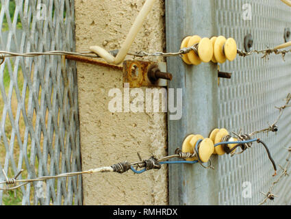 Nahaufnahme der elektrischen Grenzzaun an der Innerdeutschen Grenze, die noch in diesem Jahr demontiert werden. Stockfoto