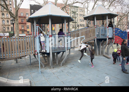 Spielplatz am Sara D. Roosevelt Park in Chinatown am ersten Tag des chinesischen Neujahrsfest in Chinatown, Manhattan, New York City. Stockfoto