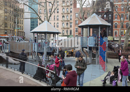 Spielplatz am Sara D. Roosevelt Park in Chinatown am ersten Tag des chinesischen Neujahrsfest in Chinatown, Manhattan, New York City. Stockfoto